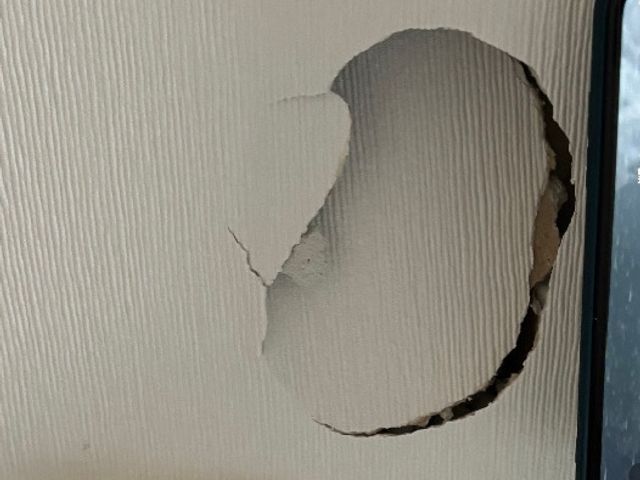 ☆初出店☆　クロスの穴補修お任せ下さい！