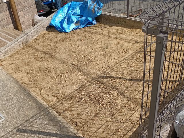 これからの季節面倒な草むしりお任せ下さい。丁寧にむしります