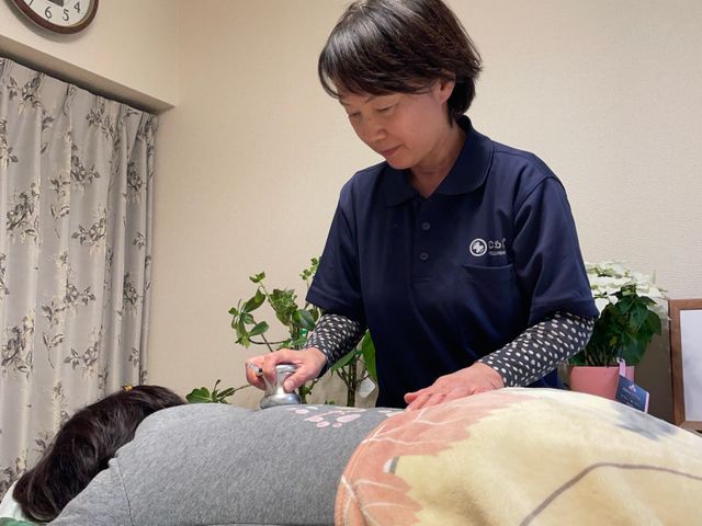 CS60を用いて、全身の筋肉の疲れを取り、コリをほぐし、血行促進をします。