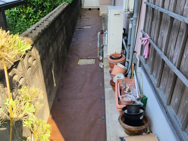 防草シートで、草むしり・除草剤散布のわずらわしい時間が削減できます。