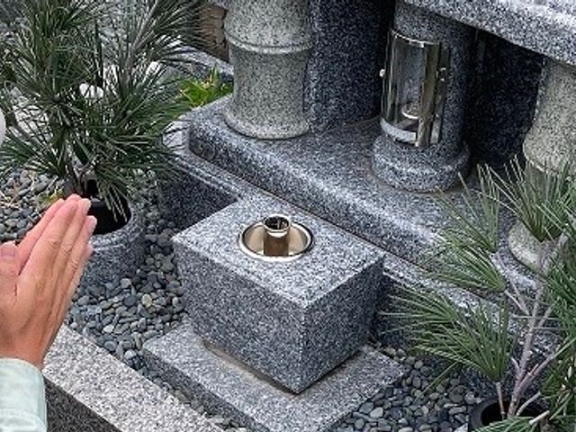 お墓参り代行・掃除・草むしり致します。心を込めた丁寧な作業を心がけております。