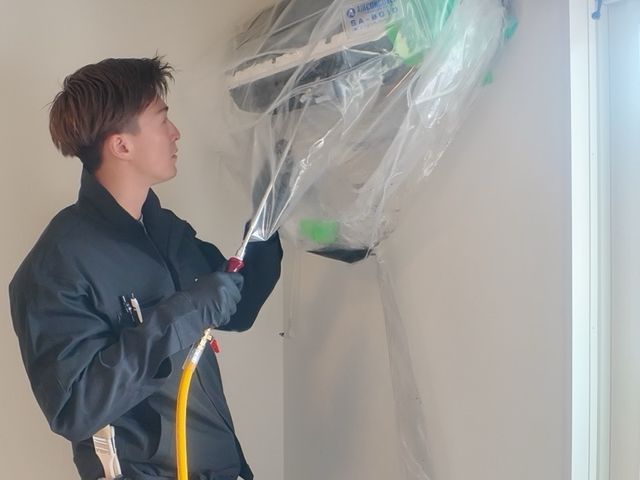 高圧洗浄機を使用して、エアコンクリーニングを行います