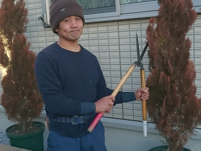 防草シートを綺麗に施工します。埋設管、線等傷つけないようにシートピンを打ちます。