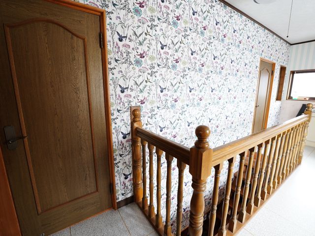 豊富な経験を活かした技術力抜群の壁紙貼替え・30年以上の職人技でお住まいを美しくサービスの画像