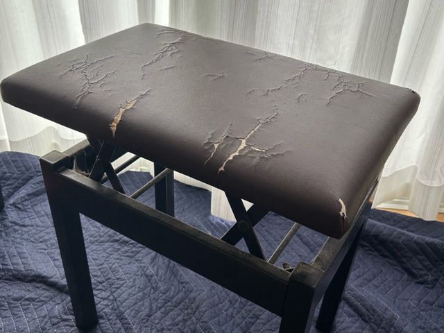 木製椅子の補修承ります。キズや凹み、裏側の不織布の貼り替え等相談に応じます。