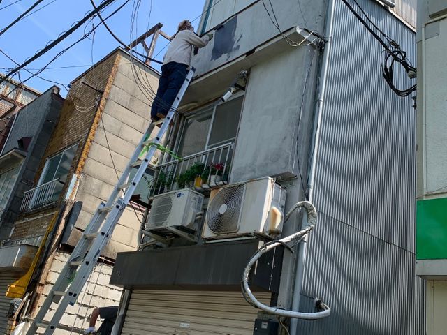 小さなヒビ割れから全体塗装まで何でもお申し付け下さい。サービスの画像