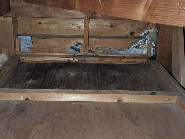 茨木より。害獣の追い出しからダニ等の消毒とブロック処理１ヶ所の安心セットで施工。