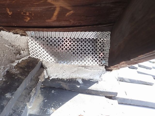 茨木より。害獣の追い出しからダニ等の消毒とブロック処理１ヶ所の安心セットで施工。