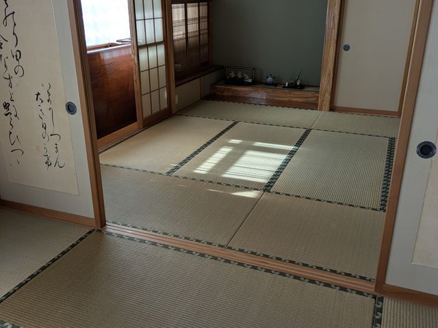 元保育士が丁寧に清掃　在室中でも和やかな雰囲気で丁寧に対応いたします。