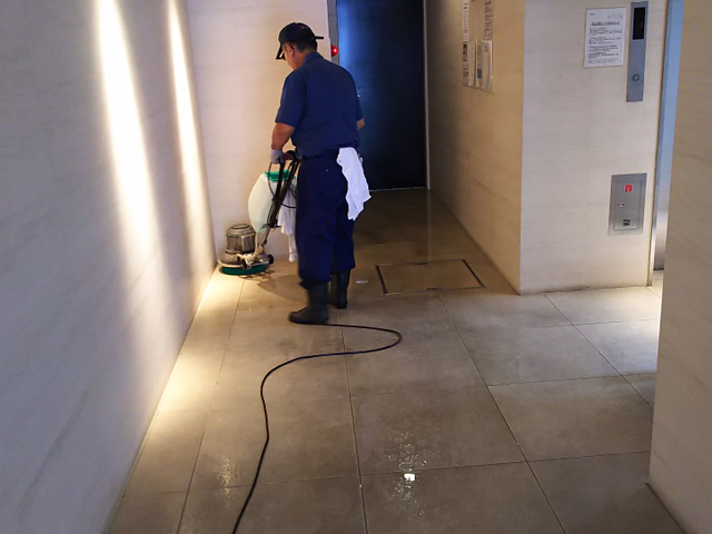 サッシと窓をピカピカに！TOEIC800点の店長が実施　目黒駅前創業41年企業