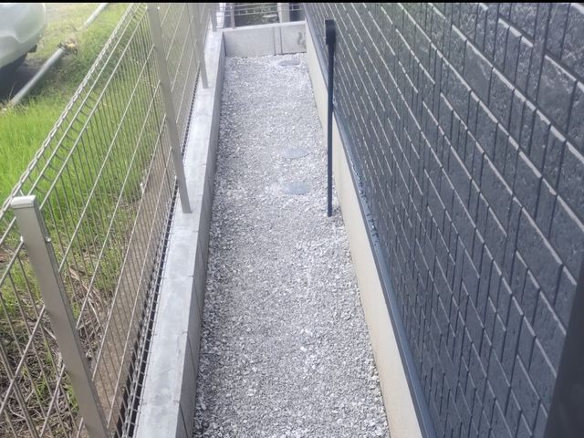 砂利、砕石敷き込み