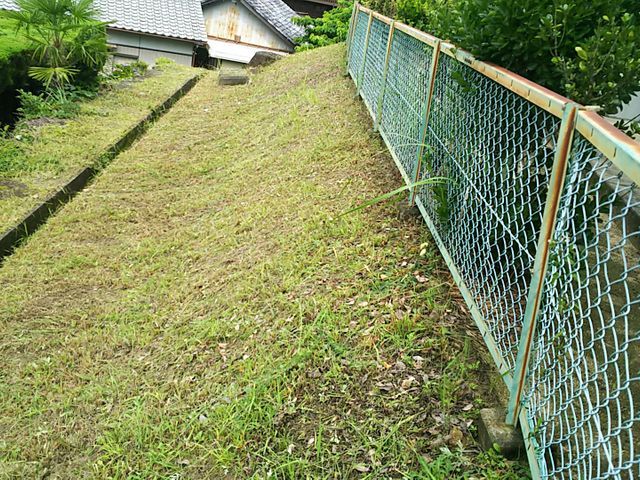 荒れてしまった敷地を綺麗にします！その後の砂利敷きや人工芝もお任せください！