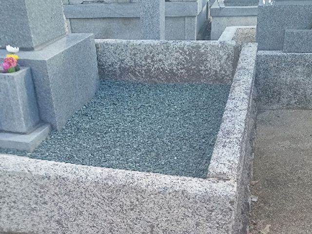 砂利を敷いて見た目UP!防草効果も！