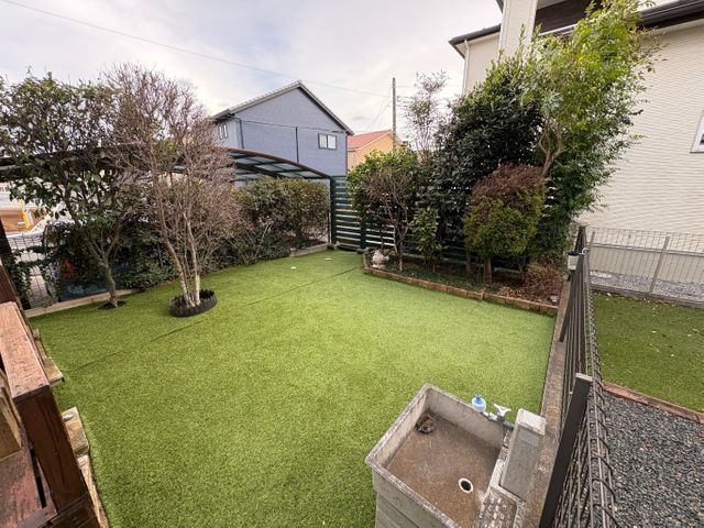 草にこだわり、綺麗な人工芝施工