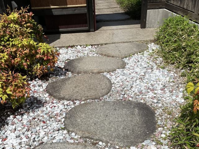 お悩み解決 砂利敷 防草シート 人工芝 フェンスなど丁寧に作業いたします 植木の匠 Takumi の砂利敷き くらしのマーケット