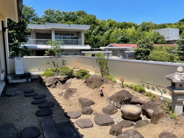 根から丁寧に草むしりを行います！出店記念キャンペーンにつき地域最安値に挑戦中！