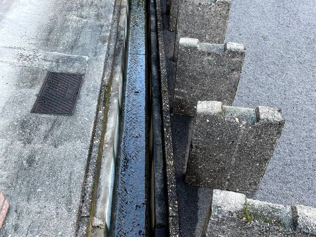 汚い側溝大歓迎！綺麗に掃除させていただきます！
