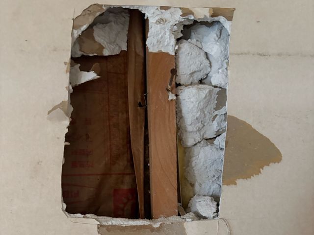 ダメかなこれ？壁の穴、壁紙の補修などご相談下さい