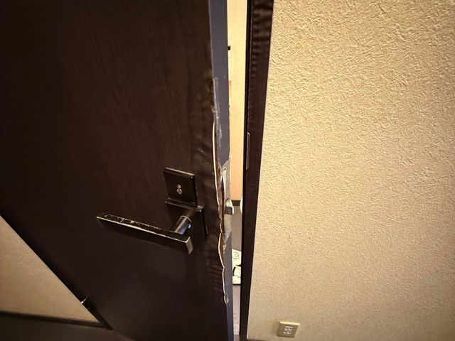 穴と一緒に雰囲気も変えてみませんか？穴を補修して化粧シートで仕上げます！