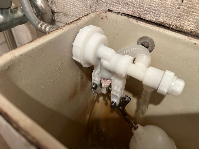 トイレタンク内の修理、水漏れ修理