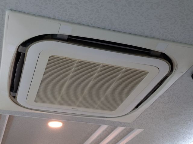 業務用４方向天井埋込エアコン分解清掃！