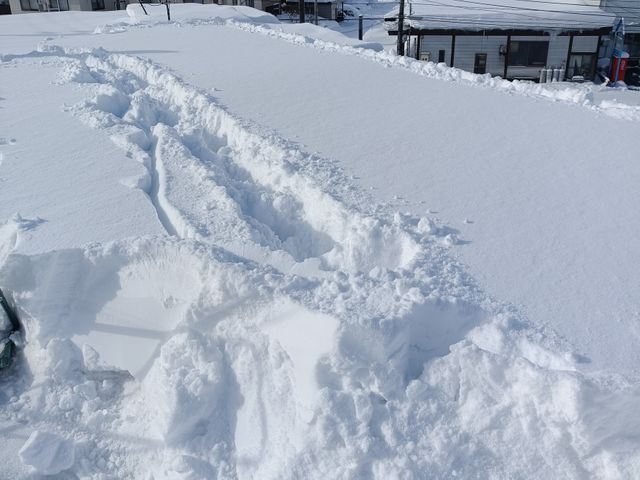 屋根からの落雪で入口が塞がってませんか？雪でお困りなら当店にお任せを！！