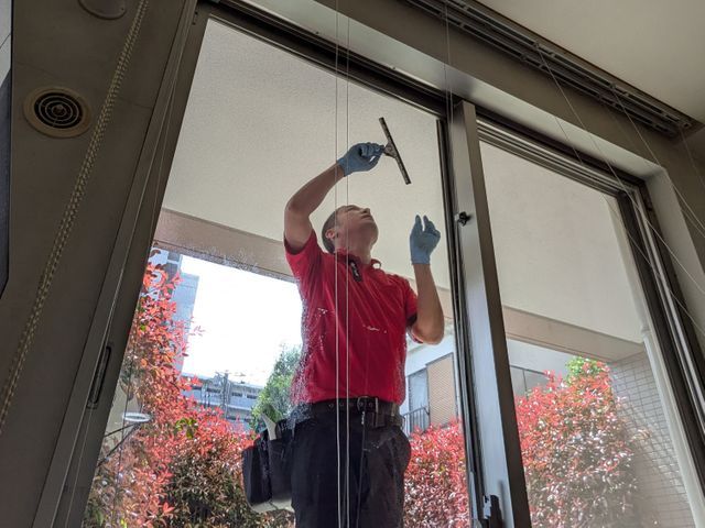 気になる窓サッシの汚れは、プロのクリーニングでKIREIにいたします