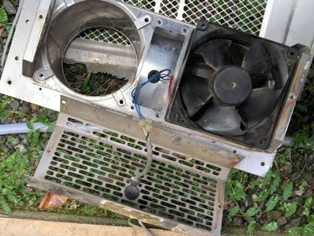 床下換気扇の交換作業