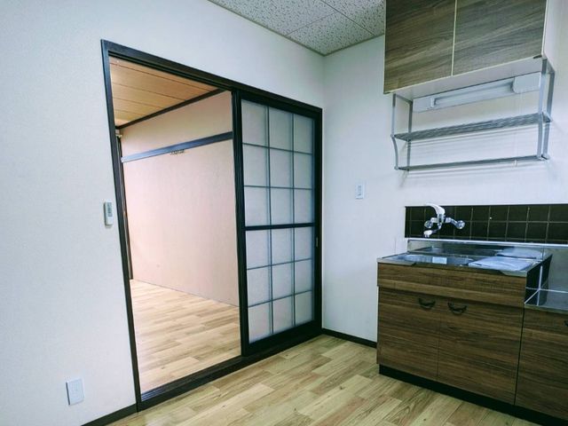 壁クロスをチタンコーティングで消臭・抗菌・防カビ・有害化学物資分解しますサービスの画像