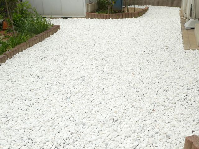 業界26年の造園施工者！お庭、駐車場、敷地など、あらゆる場所で砂利敷き致します！