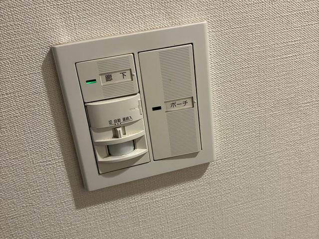 電気工事士が、古く成って不具合が発生したコンセントやスイッチの交換を行います。