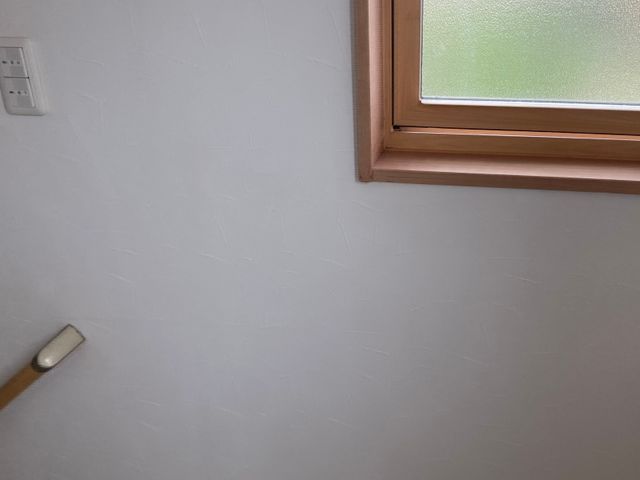 壁紙張替えの約１/2の費用でできるクロスクリアバリアコート　壁紙再生サービスの画像