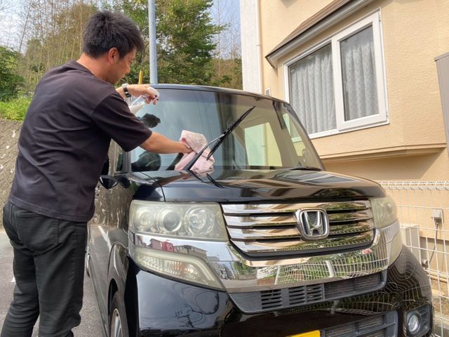 【艶出しと撥水加工を兼ねた無水洗車】自動車販売店店長、メンテナンスのプロが訪問！