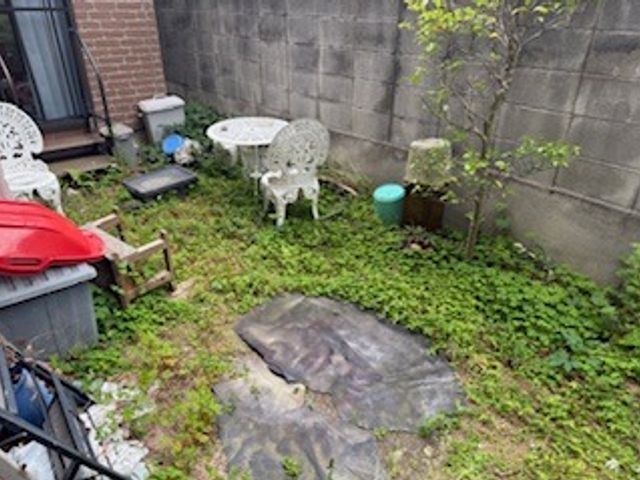 狭い箇所の落ち葉がスッキリ！公共交通機関でお伺いいたします。