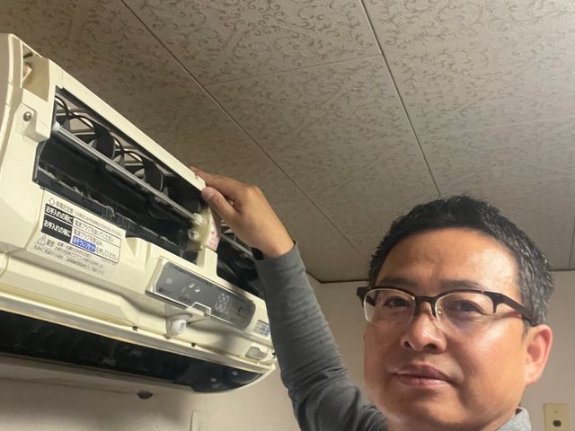 エアコンの分解洗浄！こだわりの3回洗浄（専用洗剤洗浄、中和処理、高圧水洗浄）