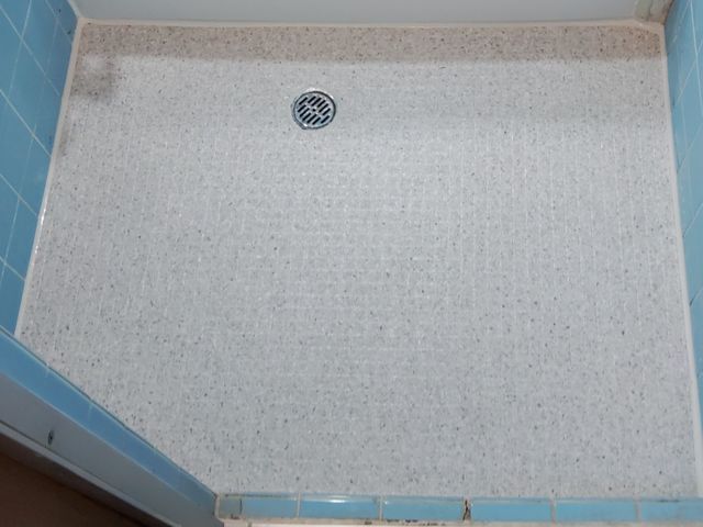 浴室床シート貼り付け