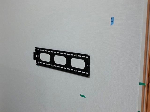 テレビ壁掛け取り付け専用100Vコンセント増設は別途料金かかります。