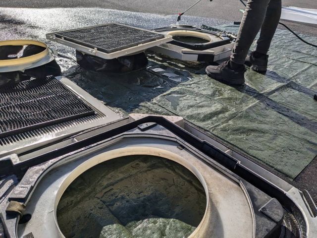 ファンまでしっかり外します【スッキリ快適】！内部のアルミに優しい薬品使用！高圧洗