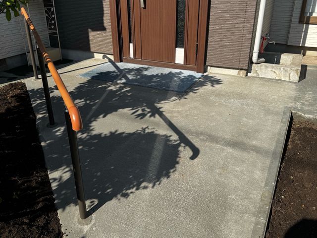 土間コンクリート　手すり取付　外周の砂利敷き　門柱工事　各種仕上げ工事