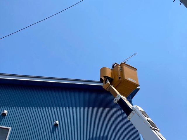 安心・安全・確実　プロの技術でアンテナ撤去　屋根ウマは安全範囲での支線切断まで