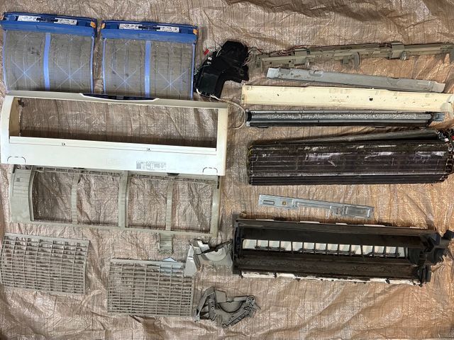 一度取り外したエアコンを会社に持ち帰り、時間をかけて完全分解洗浄致します！