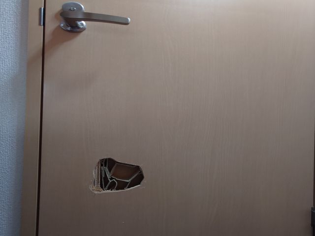 ドアに空いた穴やキズ、綺麗に修復いたします